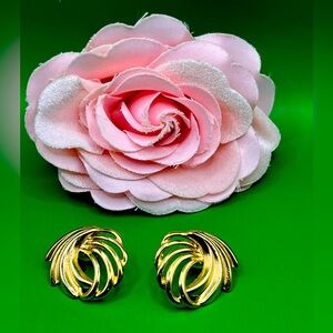 Elegant Gold Swirl Earrings